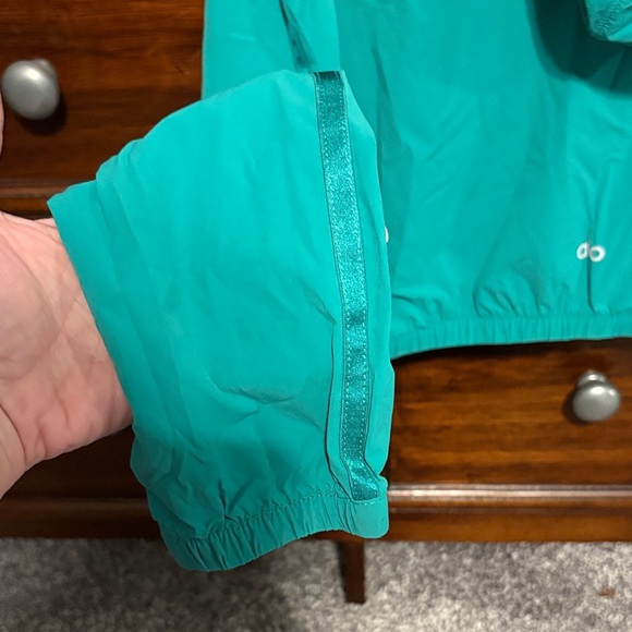 ALO Yoga Lightweight Cropped Jacket - Picture 5 of 5